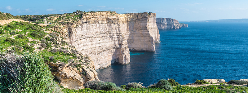 Dramatiska klippor och öppet hav på ön Gozo i Malta. 